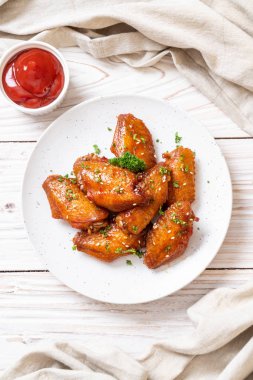 Beyaz susamlı ızgara tavuk kanadı.