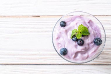 Taze yaban mersinli ev yapımı yoğurt