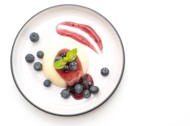 Beyaz arka plan üzerinde izole taze yaban mersini ile yoğurt puding