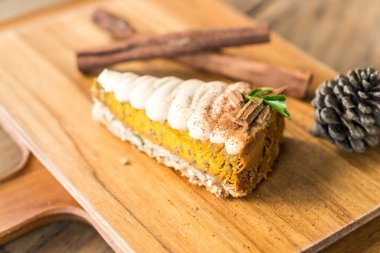 kabak pasta kek ahşap plaka üzerinde