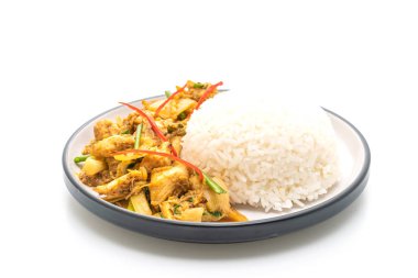 Beyaz arka plan üzerinde izole pilavlı köri tozu Fried yengeç