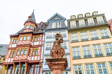 Frankfurt Almanya'da Justitia heykeli ile güzel eski şehir kare romerberg