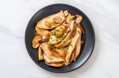 İstiridye soslu kızarmış kral istiridye mantarı. Sağlıklı, vejetaryen ya da vejetaryen yemek tarzı.