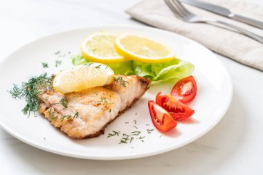 Izgara balık bifteği.