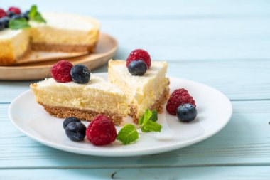 Ev yapımı cheesecake taze ahududu ve yaban mersini ile