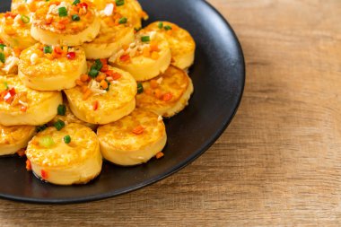 Sahanda yumurta yumuşak tofu sarımsak - sağlıklı, vegan ve sebze gıda tarzı