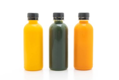 Beyaz arka plan üzerinde izole meyve ve sebze suyu şişe (sağlıklı içecek)