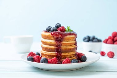 Taze ahududu ve yabanmersinli gözleme.