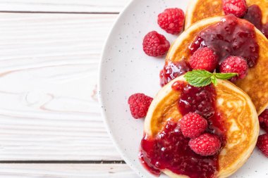 Taze ahududu ve frambuaz sos ile sufle gözleme