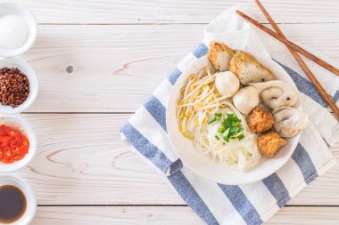 Balık top - Asya gıda tarzı ile erişte kase