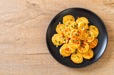 Sahanda yumurta yumuşak tofu sarımsak - sağlıklı, vegan ve sebze gıda tarzı