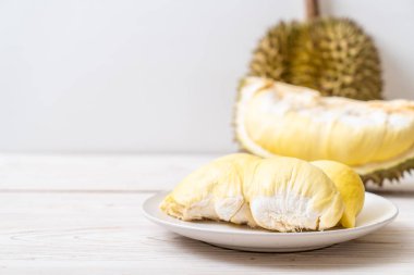 Ahşap zemin üzerinde taze Durian meyvesi