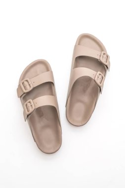 Kadınlar beyaz arka plan üzerinde izole sandalet deri