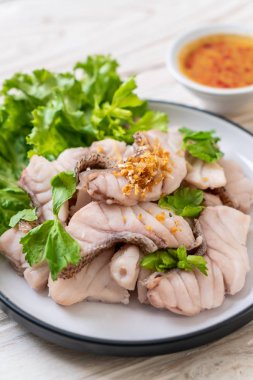 Soslu ve sebzeli haşlanmış balık sosu.