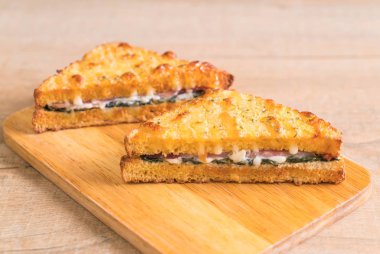 fırında ıspanak ve Jambonlu sandviç sos ile