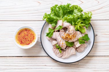 Soslu ve sebzeli haşlanmış balık sosu.