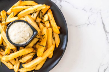 Soslu patates kızartması - sağlıksız yemek.