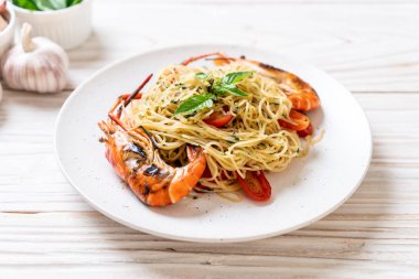 ızgara karides ve domates - İtalyan Füzyon gıda tarzı ile tavada kızartılmış spagetti