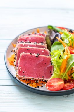 Taze ton balığı ve sebze salatası. Sağlıklı yemek.