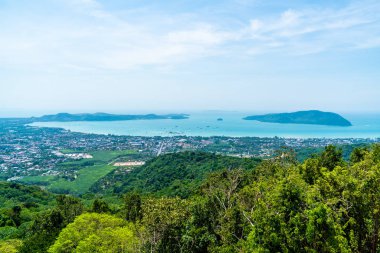 Phuket şehir manzarası ile deniz plaj ve mavi gökyüzü