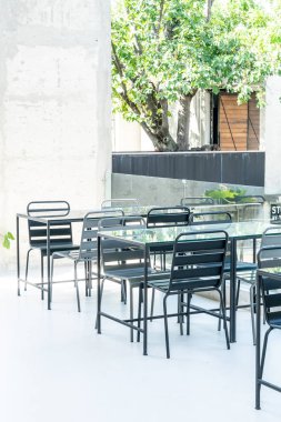 boş açık veranda sandalye ve masa