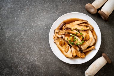 İstiridye soslu kızarmış kral istiridye mantarı. Sağlıklı, vejetaryen ya da vejetaryen yemek tarzı.