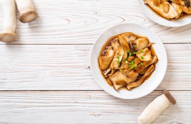 İstiridye soslu kızarmış kral istiridye mantarı. Sağlıklı, vejetaryen ya da vejetaryen yemek tarzı.