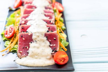 Sebze salatası ve soslu taze ton balığı. Sağlıklı yiyecek.