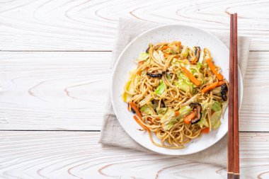 tavada kızartılmış yakisoba noodle sebzeli - vegan ve vejetaryen yiyecekler