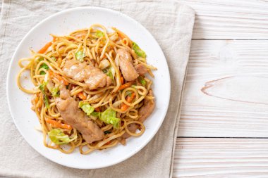 tavada kızartılmış yakisoba noodle pork - Asya gıda tarzı ile
