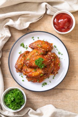 Beyaz susamlı ızgara tavuk kanadı.