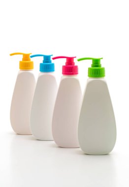 Jel, köpük veya sıvı sabun dispenseri pompa plastik beyaz arka plan üzerinde izole şişe