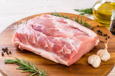 taze domuz ham filetosu ahşap tahta üzerinde