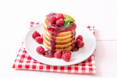 Taze ahududu ve frambuaz sos ile gözleme