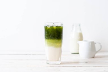 Buzlu kibrit yeşil sütlü latte.