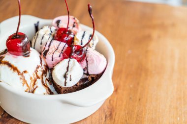 pişmiş hatmi ve dondurma kase ile çikolatalı kek