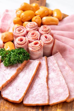 pastırma, sosis, jambon füme ve barbekü pastırma ahşap tahta üzerinde
