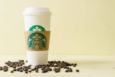Bangkok, Tayland - 5 Haziran 2018: Beyaz kahve fincanı Starbucks logosu üzerinde tahta arka plan ile. Starbucks dünyanın en büyük kahve evi 61 ülke içinde 20.000'den fazla mağaza ile mi.