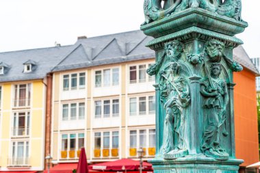 Frankfurt Almanya'da Justitia heykeli ile güzel eski şehir kare romerberg