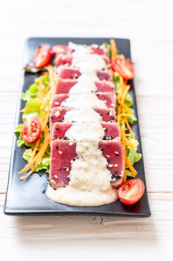 Sebze salatası ve soslu taze ton balığı. Sağlıklı yiyecek.