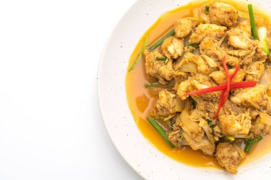 Beyaz arka plan üzerinde izole toz köri ile kızartılmış yengeç