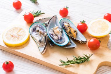 malzemelerle ahşap tahta üzerinde taze midye