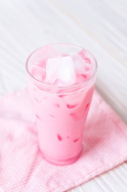 pembe çilek milkshake ahşap üzerine