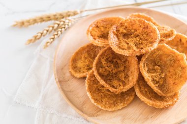 rendelenmiş domuz pirinç kraker ile kurutulmuş