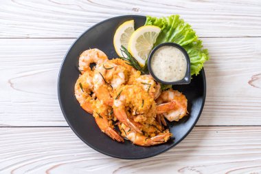 Kızarmış karides ya da soslu karides.