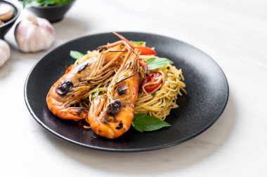 ızgara karides ve domates - İtalyan Füzyon gıda tarzı ile tavada kızartılmış spagetti