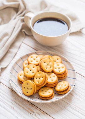 Hindistan cevizli bisküvi ve ananas reçeli.