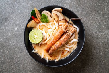 Baharatlı karides udon ramen noodle (Tom Yum Goong) - Japon füzyon gıda tarzı