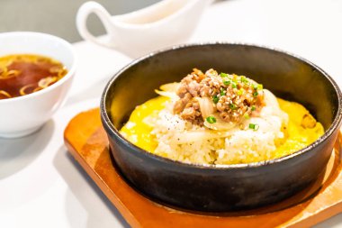 pirinç yumurta - Asya tarzı ile tavada kızartılmış sığır eti