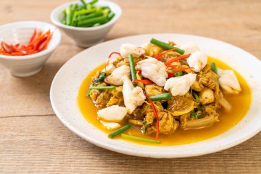 Fried yengeç ile toz köri - Tayland mutfağı